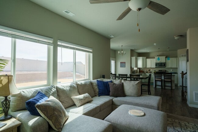 Building Photo - Like new in Ventana! 4 bedroom,3 bath, fen...