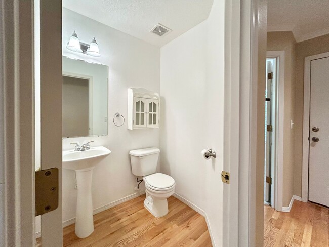 Building Photo - Cozy 4 Bed, 2.5 Bath House!
