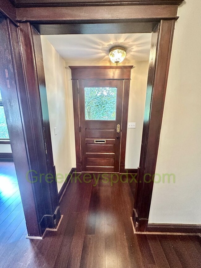 Building Photo - Huge Gorgeous 5 Bedroom 5 Bath Unit in SW ...