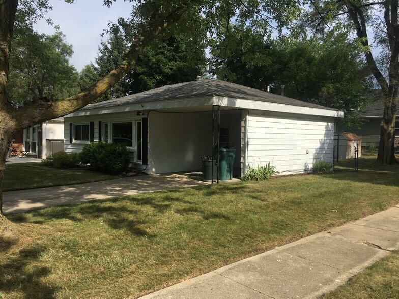 Corner lot privacy - 42018 Firwood Dr