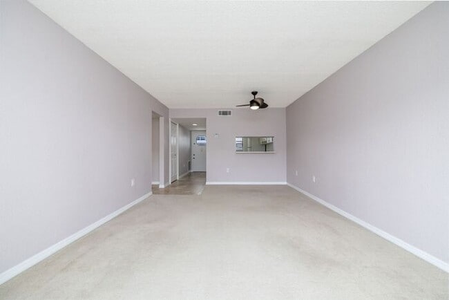Building Photo - Intracoastal 2 bed/ 2 ba condo with lots o...