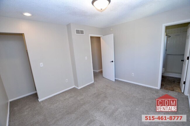 Building Photo - Wonderful Urbandale Home