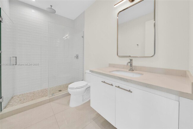 Building Photo - 530 SW 11th Ave