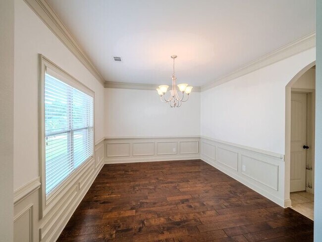 Building Photo - 512 Watercourse Way