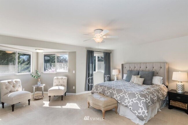Building Photo - 3 Bedroom 2.5 Bath Hilltop Home w/Beautifu...