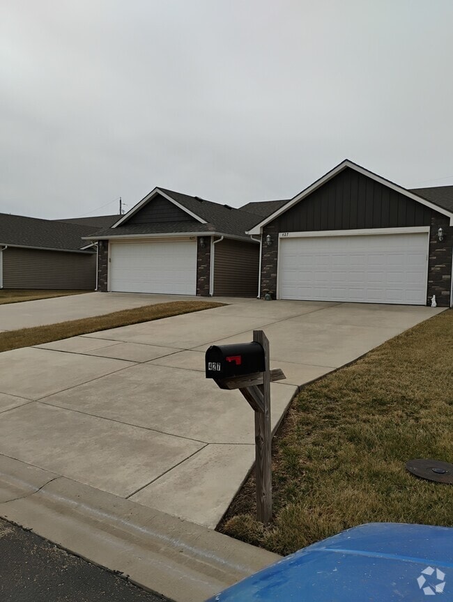 Building Photo - 425 Meadowlark Dr