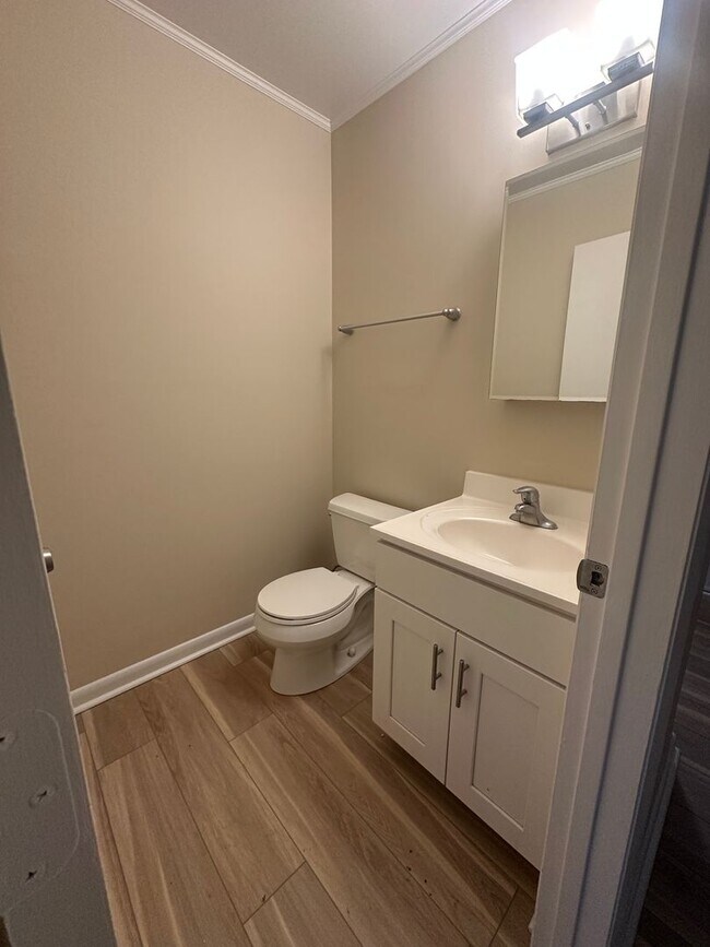 Building Photo - Comfortable Townhouse Near Virginia Tech