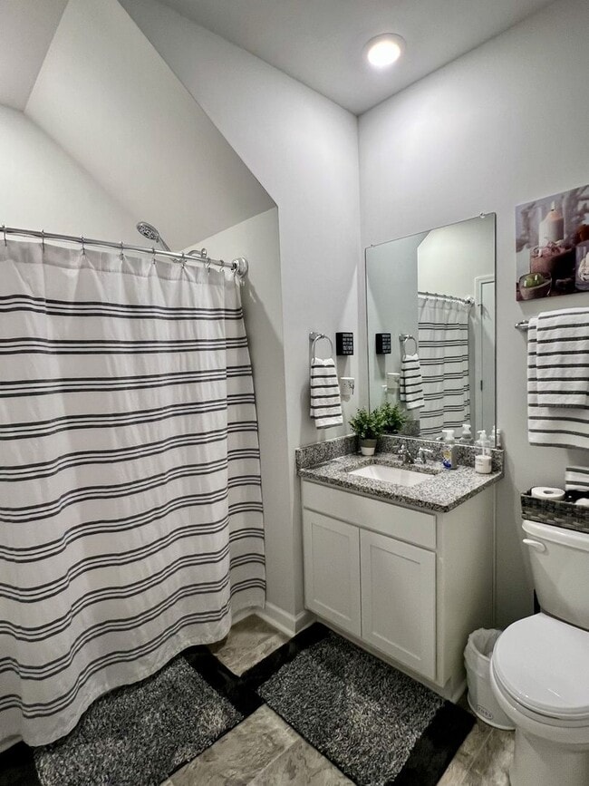 Building Photo - FOR LEASE: END UNIT TOWNHOME LOCATED IN LE...