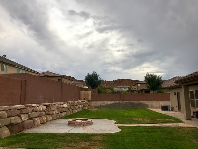 Building Photo - **Beautiful Little Valley Home**