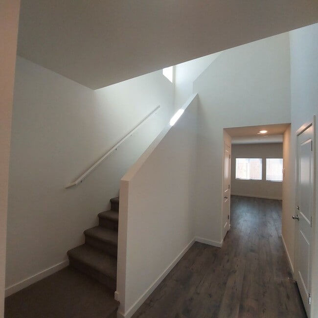 Building Photo - Newer 4 Bedroom, 2.5 bath home in West Roseville/DR Horton Built!