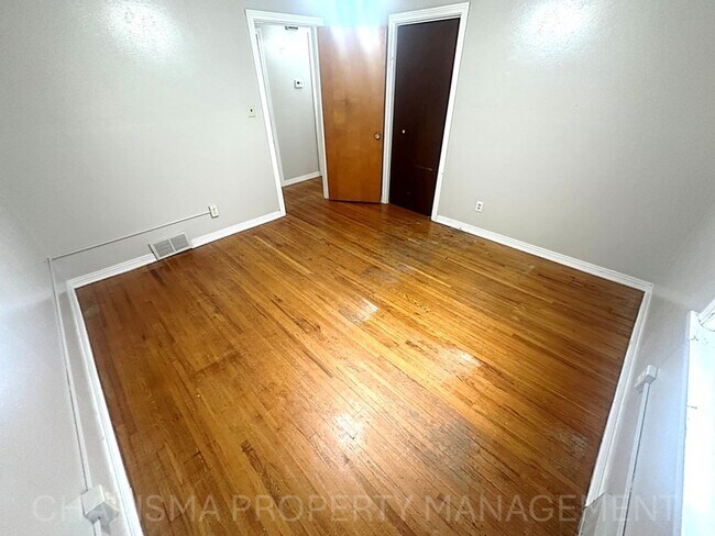 Building Photo - Spacious 2 Bedroom, 1.5 Bath Home, Newly U...