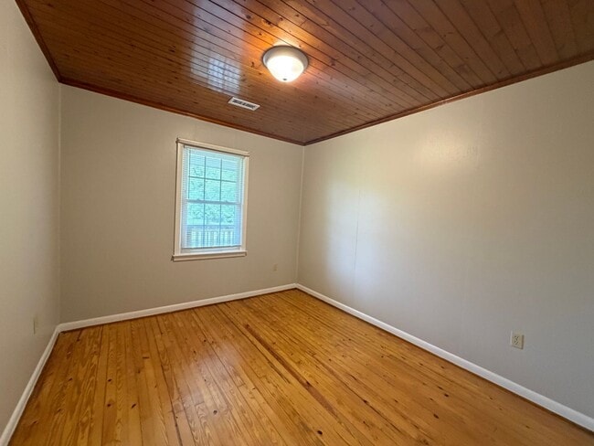 Building Photo - 646 Mill Creek Rd