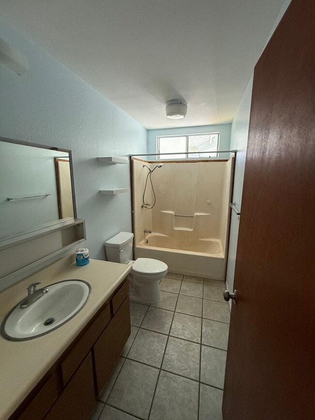 Building Photo - Kekaha 3 bed 1.5 bath single-family home