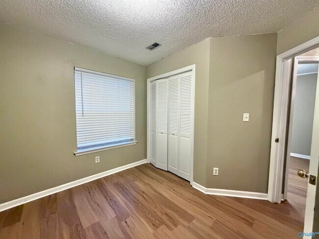 Building Photo - 105 Sugarwood Ct