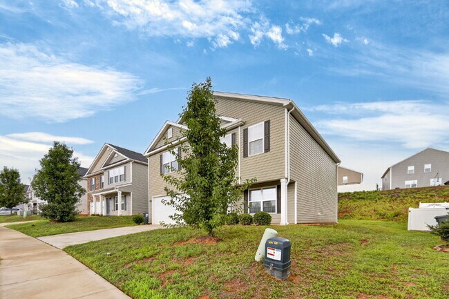 Building Photo - Experience Spacious Comfort: 3-Bedroom Home with 2.5 Baths.