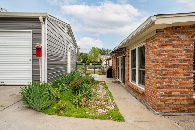 Building Photo - 120 Lake Point Dr