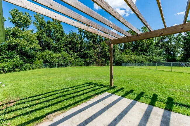 Building Photo - 3 Bedrooms and a bonus room in Richlands (Will include lawn service with increased rents)