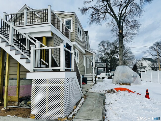 Building Photo - 16 Hillside St