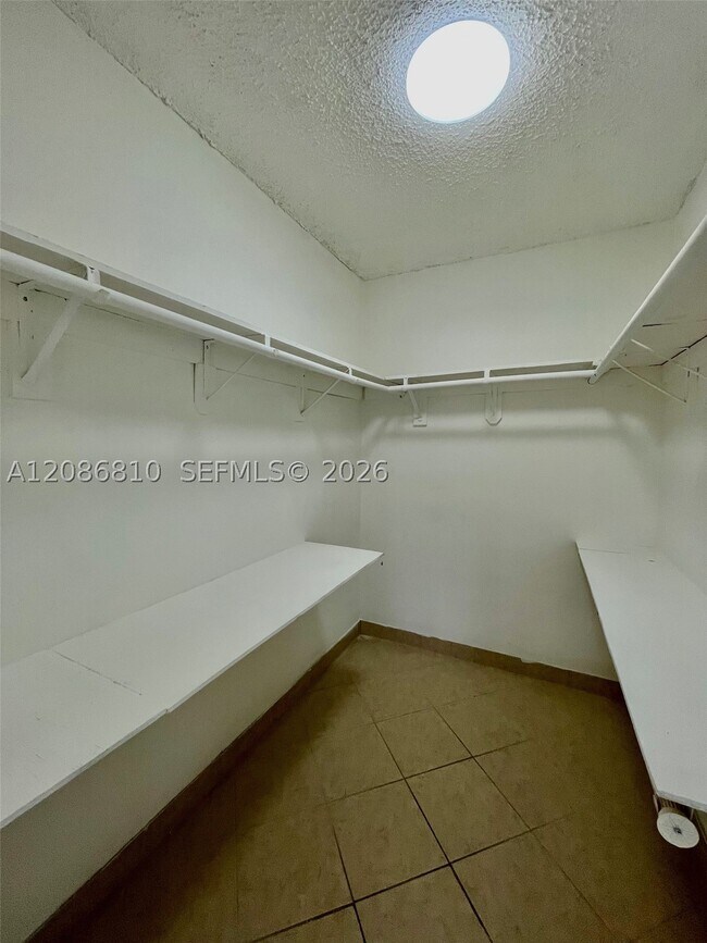 Building Photo - 1035 W 77th St