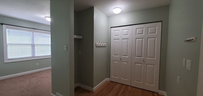 Building Photo - Spacious 5 Bedroom Executive Level Home