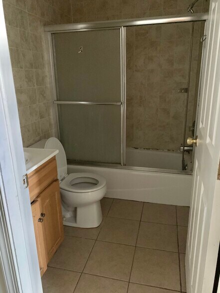 Bathroom - 1001 Wood St