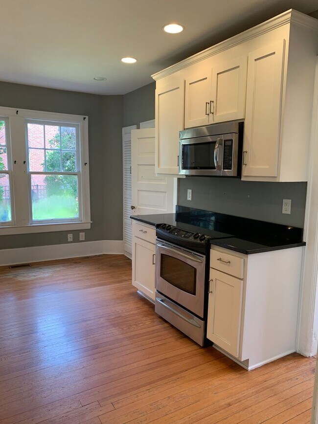 Building Photo - Beautiful Historic 3 Bedroom 2 Bath House on Colonial Drive