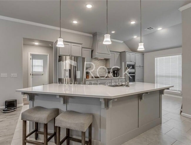 Building Photo - Gorgeous 4 Bedroom Home with Storm Shelter