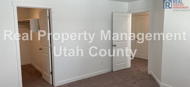 Building Photo - Pet Friendly Townhouse