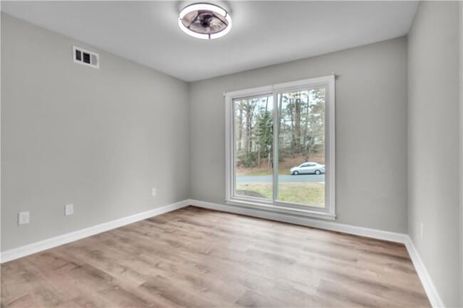 Building Photo - 4497 Glenforest Dr NE