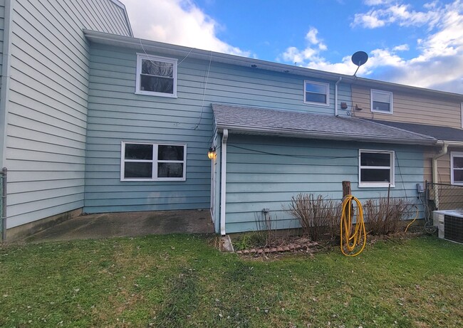 Building Photo - Spacious 3 Bedroom 2.5 Bath Townhome for RENT