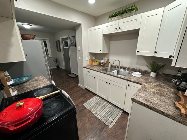 Building Photo - Remodeled 3 bed, 1 bath home for rent.