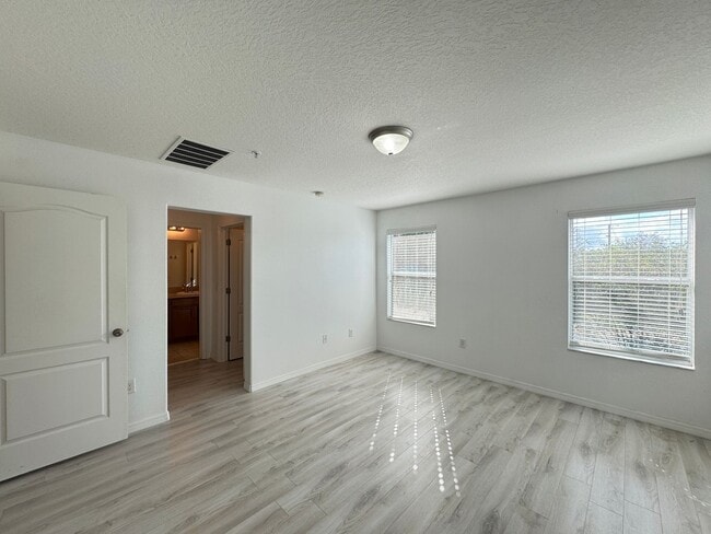 Building Photo - Great Townhome Close to Winter Garden vill...