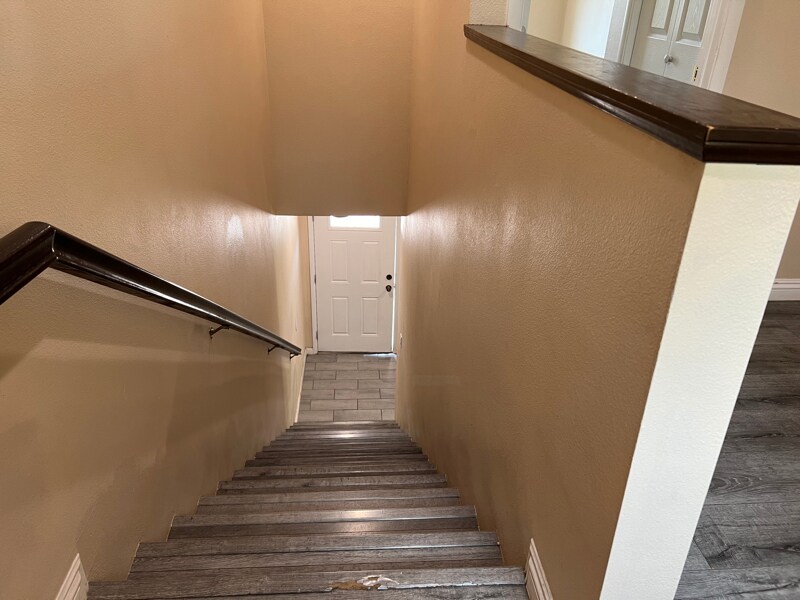 Building Photo - 10627 Lind Ave