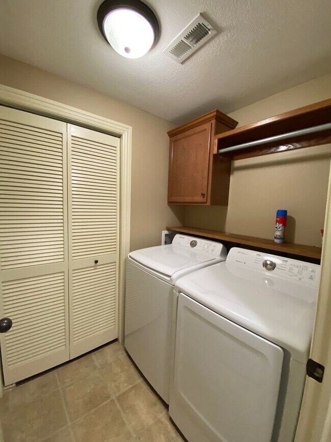 Building Photo - MINUTES FROM FT. RILEY! TWO CAR GARAGE!