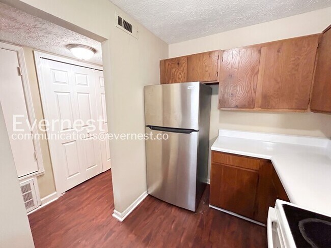 Building Photo - 3 Bed, 3 Bath Home with Off-Street Parking / Pet-Friendly / Available Now!