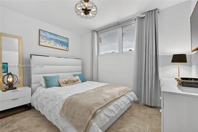 Building Photo - 9821 E Bay Harbor Dr