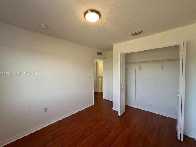 Building Photo - 1712 SE 31st Ct