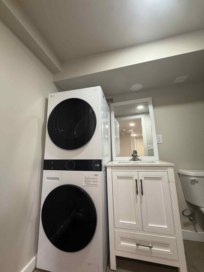 Building Photo - Newly Remodeled Duplex