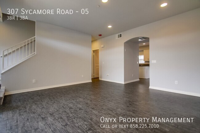 Building Photo - $1,000 off first month’s  rent! Newer Town...