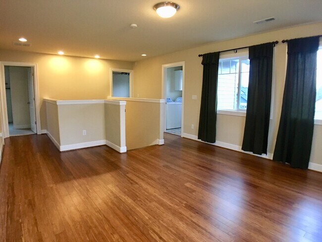 Building Photo - Stunning 3BD  Lake Shore Home with Office and Loft Area!  Gorgeous Finishes!