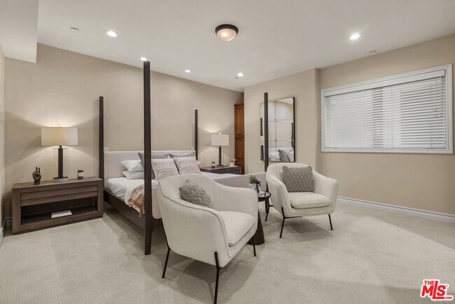 Building Photo - 2347 Fox Hills Dr