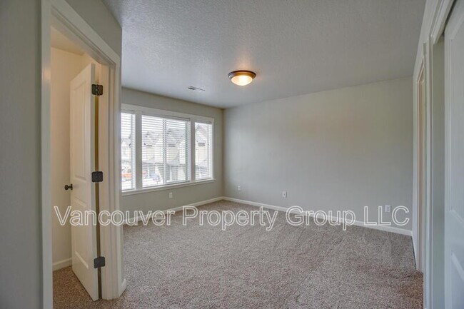 Building Photo - 5809 NE 71st Ave