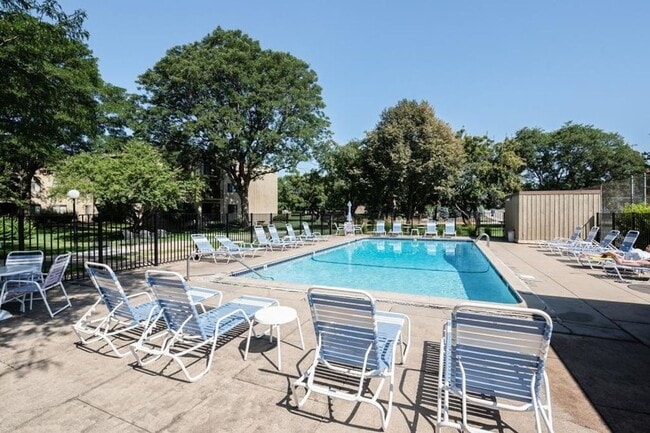 Building Photo - Cedarwood Condo For Rent! Underground Parking, Cable & Internet Included!