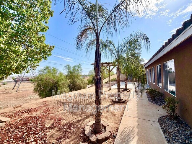 Building Photo - 102 Goldenrod Ave