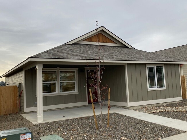 Primary Photo - Newer Home for Lease! 3br 3ba - FIRST MONT...