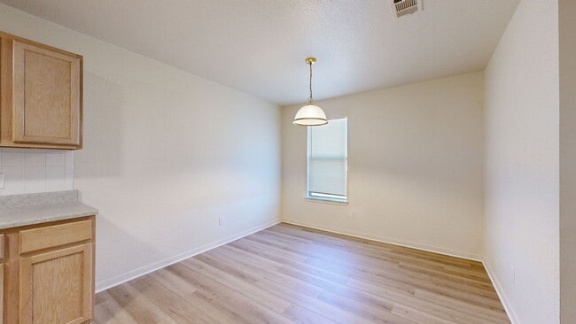 Building Photo - Look at all the space only $995!!!
