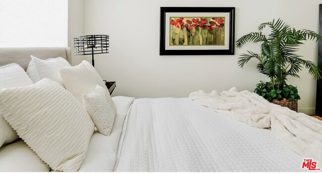 Building Photo - 5470 Katherine Ave