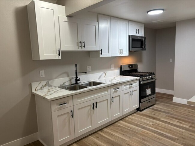 Building Photo - 331 E. Wakefield Ave.