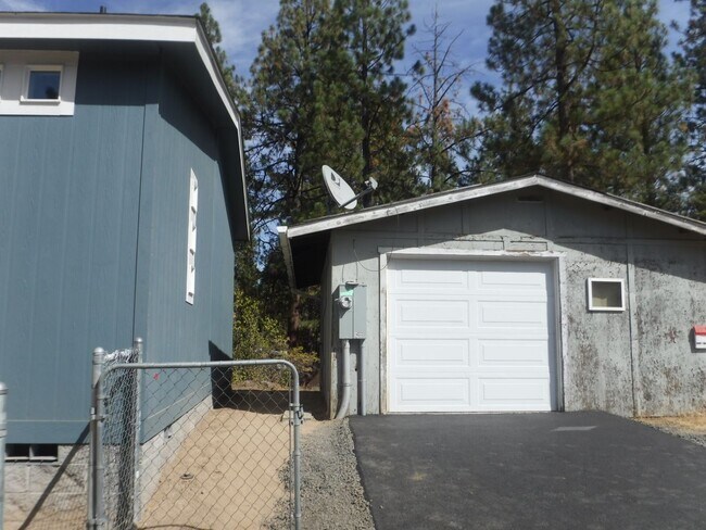 Building Photo - 60889 Granite Dr