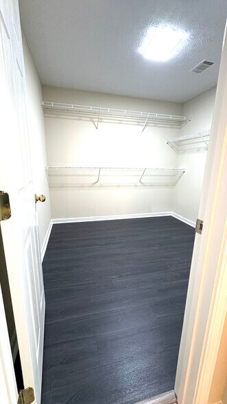 Building Photo - 2336 Pettit Dr